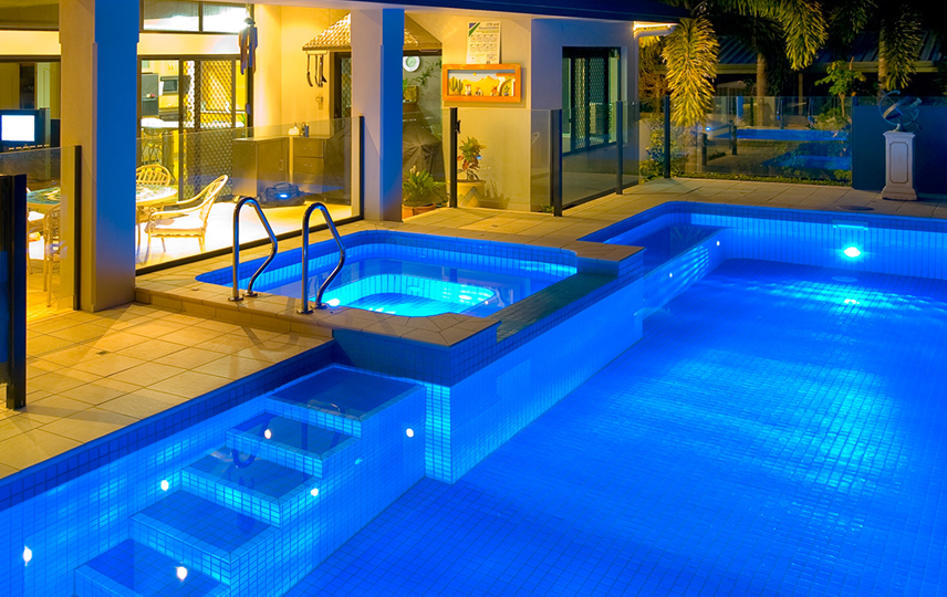 Imagem de uma piscina moderna e iluminada
