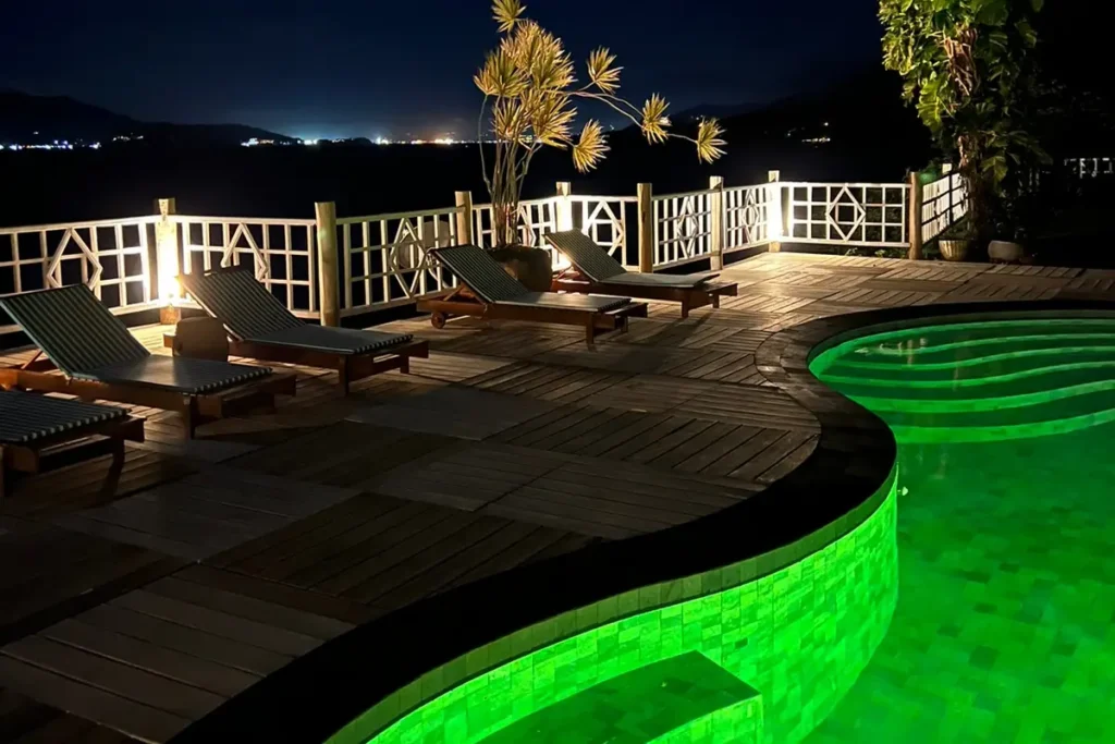 Piscina iluminada com refletores LED instalados corretamente para evitar queima precoce dos refletores